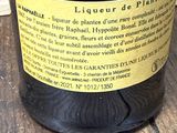 une bouteille de vin posée sur une table à côté d'une bouteille de vin