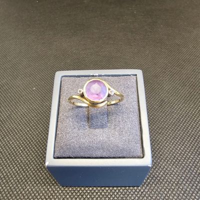 gros plan d'une bague dans une boîte sur une table