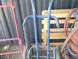 un chariot et un diable devant un immeuble