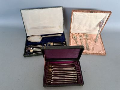 trois types différents de couverts dans un coffret posé sur une table