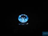un diamant bleu dans l'obscurité