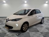 la petite voiture blanche est garée dans la pièce au sol en damier
