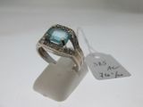 une bague sertie d'une pierre bleue