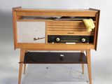 une image représentant un poste de radio à l'ancienne muni de haut-parleurs