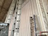 de nombreuses échelles appuyées contre le mur