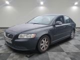 une photo d'une Volvo bleu foncé dans un garage