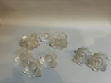 cinq fleurs en plastique posées sur une table