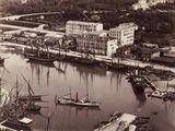 une vieille photo d'un port où l'on voit de nombreux bateaux