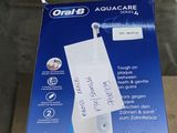 emballage d'une brosse à dents muni d'une étiquette, posé sur une table