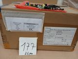 une boîte posée sur une table, avec un train dessus