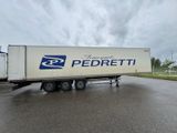 un semi-remorque blanc garé sur le bord de la route