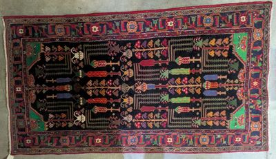 un tapis oriental à fond noir et aux motifs colorés