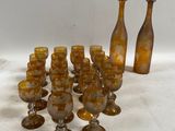 beaucoup de verres et de bouteilles posés sur une table
