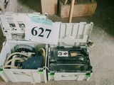 une boîte contenant de nombreux appareils électriques
