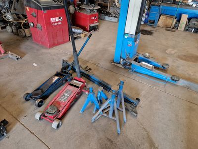 a lot of tools that are on the floor in the garage