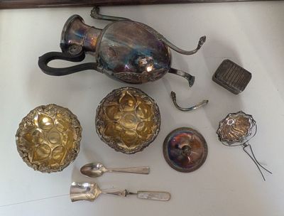 beaucoup d'objets en argent sur la table