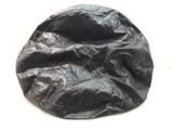 un pouf noir posé sur un sol blanc