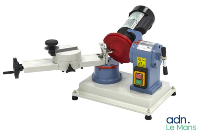 une petite machine posée sur une table