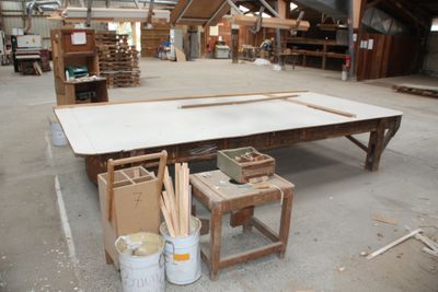 une table placée au milieu d'une pièce