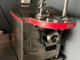 une machine posée sur un comptoir