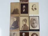 une vieille photo montrant un groupe de personnes assises sur une table