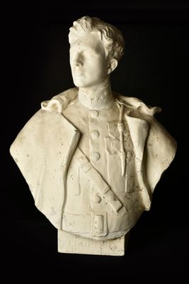 buste en marbre représentant un homme en uniforme militaire sur fond noir
