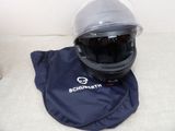 un casque et un sac posés par terre