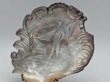 une image représentant un objet en forme de coquillage sur lequel se trouve un homme