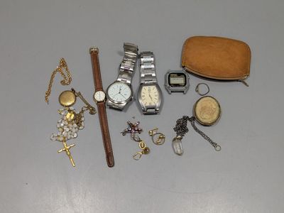 un grand nombre d'objets posés sur une table