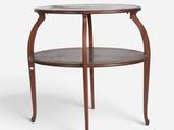 une table en bois avec un plateau en marbre sur fond blanc