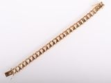 une image d'un bracelet en or sur fond blanc