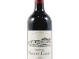 une bouteille de vin posée sur une table