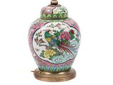 un vase avec un oiseau posé sur une table