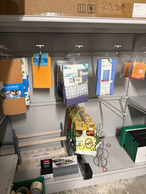 de nombreux articles à vendre sur les étagères du magasin