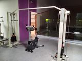 une salle de sport équipée d'un vélo d'appartement et d'autres appareils