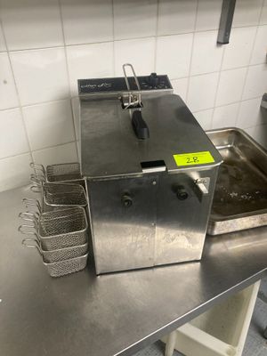 1 petite friteuse d'appoint Magic Fryer