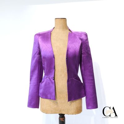 veste violette sur un mannequin de vitrine posé sur un socle
