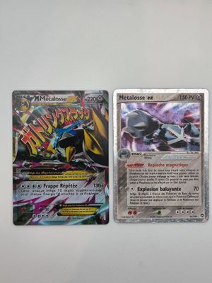 deux cartes pokemon posées l'une sur l'autre sur une table