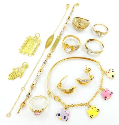 plusieurs bijoux, notamment des bagues, des bracelets et des bagues