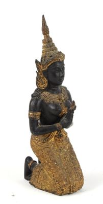 une image représentant une statue d'une personne assise sur une surface blanche