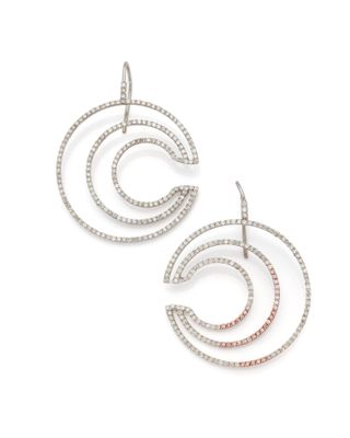 une paire de boucles d'oreilles créoles ornées de diamants blancs et roses