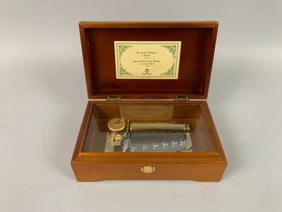une boîte à musique à l'ancienne avec une horloge à l'intérieur