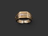 une bague en or jaune avec un diamant serti au centre