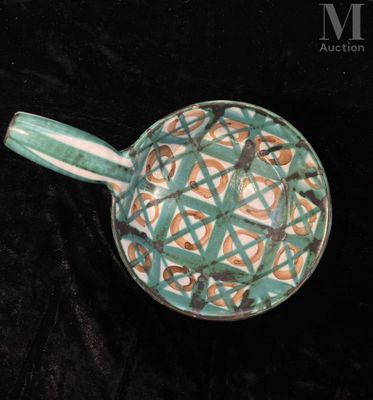 une image représentant une théière ornée d'un motif vert et marron