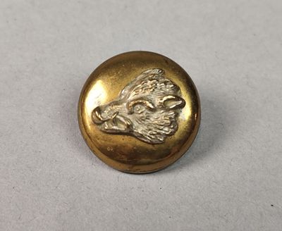 une image représentant un bouton en or orné d'une tête d'aigle