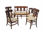 quatre chaises et une table au milieu d'une pièce