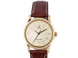 gros plan d'une montre sur fond blanc avec un bracelet marron