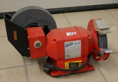 une machine rouge posée sur le sol