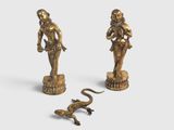 paire de figurines en laiton représentant un homme et une femme accompagnés d'un lézard