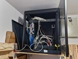 une armoire informatique sur laquelle sont posés tout un tas de câbles